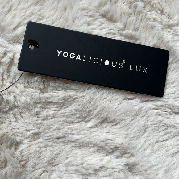 NWT Yogalicious Lux Black Crop Top Size Small - Picture 5 of 6